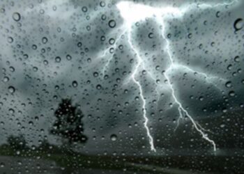 Reshjet dhe rrufetë shkaktojnë defekte në rrjet, ndërpritet energjia në dhjetëra fshatra të Fierit e Mallakastrës