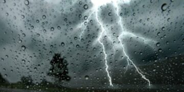 Reshjet dhe rrufetë shkaktojnë defekte në rrjet, ndërpritet energjia në dhjetëra fshatra të Fierit e Mallakastrës