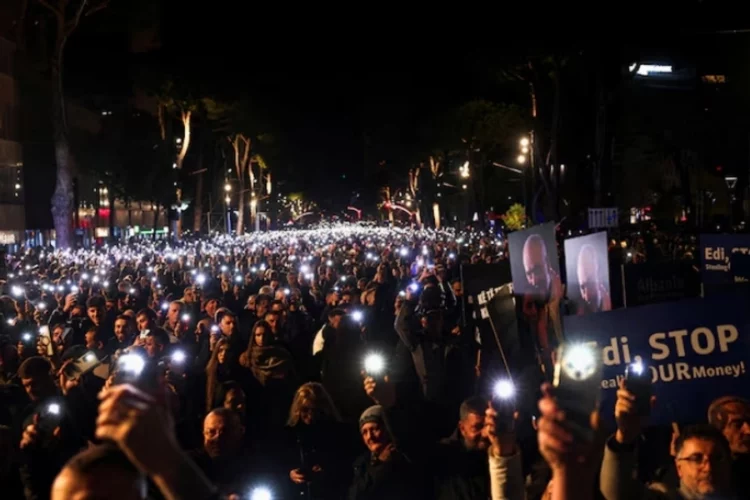 Reuters: Zyrtarizohen akuzat për korrupsion ndaj Ballukut, skandali ushqen protestat kundër Ramës
