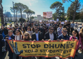 Bloomberg: Revolta studentore hyn në javën e dytë, protestuesit shtohen dhe të rinjtë nuk tërhiqen