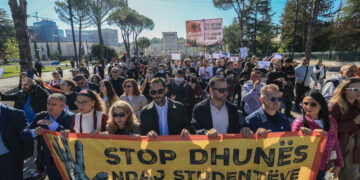 Bloomberg: Revolta studentore hyn në javën e dytë, protestuesit shtohen dhe të rinjtë nuk tërhiqen