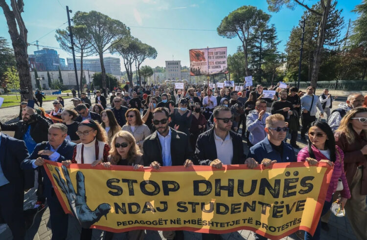 Bloomberg: Revolta studentore hyn në javën e dytë, protestuesit shtohen dhe të rinjtë nuk tërhiqen