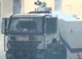 Goditet autoblinda e policisë, thyhet xhami i përparmë i makinës së ujit me presion