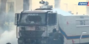 Goditet autoblinda e policisë, thyhet xhami i përparmë i makinës së ujit me presion