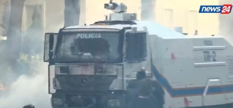 Goditet autoblinda e policisë, thyhet xhami i përparmë i makinës së ujit me presion