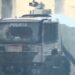 Goditet autoblinda e policisë, thyhet xhami i përparmë i makinës së ujit me presion