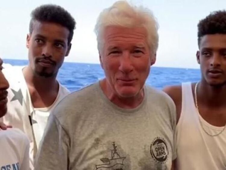 Aktori Richard Gere kritikon paktin Rama-Meloni për emigrantët: Mos i ktheni njerëzit në numra