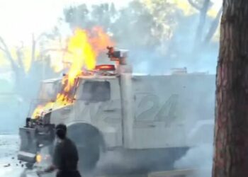 Goditet me molotov një tjetër autoblindë e policisë, mjeti përfshihet nga flakët në pjesën e përparme!