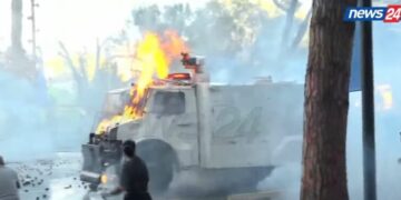 Goditet me molotov një tjetër autoblindë e policisë, mjeti përfshihet nga flakët në pjesën e përparme!