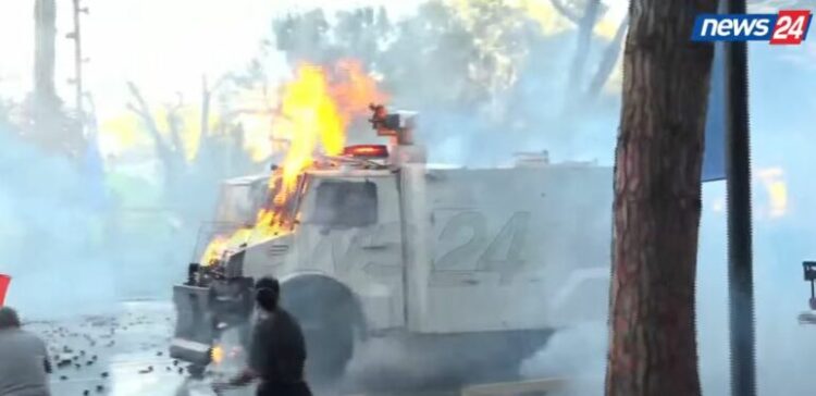 Goditet me molotov një tjetër autoblindë e policisë, mjeti përfshihet nga flakët në pjesën e përparme!