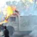 Goditet me molotov një tjetër autoblindë e policisë, mjeti përfshihet nga flakët në pjesën e përparme!