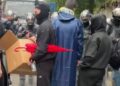 Tubim i qetë para Ministrisë së Arsimit, protestuesit u ofrojnë sanduiçë efektivëve të policisë