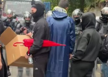 Tubim i qetë para Ministrisë së Arsimit, protestuesit u ofrojnë sanduiçë efektivëve të policisë