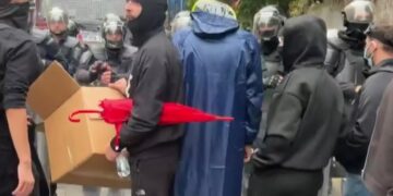 Tubim i qetë para Ministrisë së Arsimit, protestuesit u ofrojnë sanduiçë efektivëve të policisë