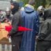 Tubim i qetë para Ministrisë së Arsimit, protestuesit u ofrojnë sanduiçë efektivëve të policisë