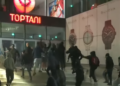 Protestuesit thyejnë xhamat e qendrës tregtare “Toptani”, ndërhyn policia