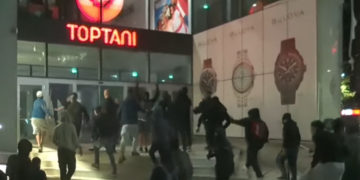 Protestuesit thyejnë xhamat e qendrës tregtare “Toptani”, ndërhyn policia