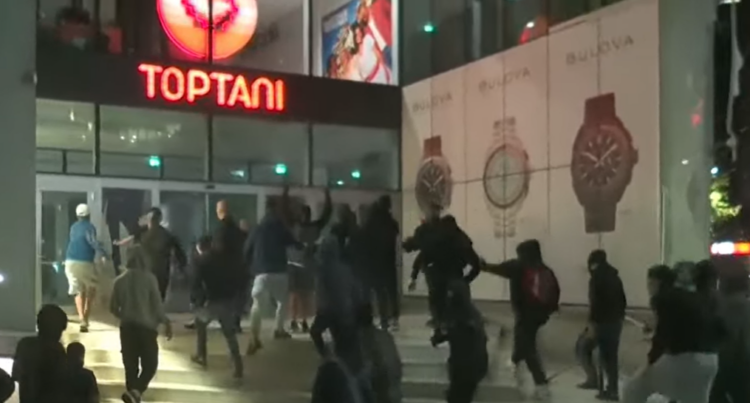 Protestuesit thyejnë xhamat e qendrës tregtare “Toptani”, ndërhyn policia