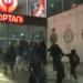 Protestuesit thyejnë xhamat e qendrës tregtare “Toptani”, ndërhyn policia