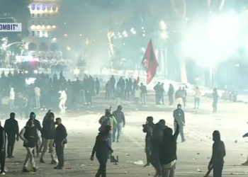 Protestuesit i vihet flaka koshave te ish-stacioni Trenit dhe tek Zogu i Zi