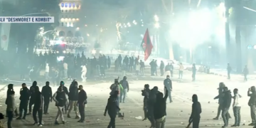 Protestuesit i vihet flaka koshave te ish-stacioni Trenit dhe tek Zogu i Zi