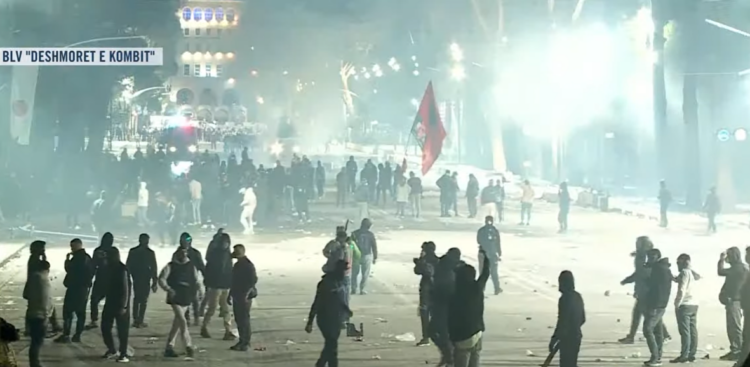 Protestuesit i vënë flakën koshave te ish-stacioni Trenit dhe tek Zogu i Zi