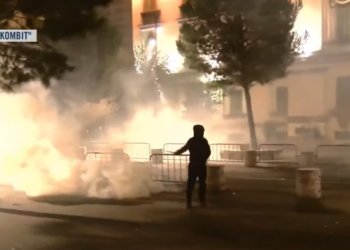Sulmohet Ministria e Brendshme, protestuesit tentojnë të thyejnë derën