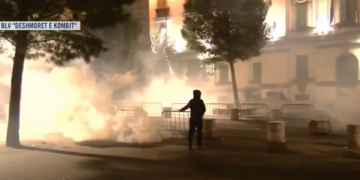 Sulmohet Ministria e Brendshme, protestuesit tentojnë të thyejnë derën