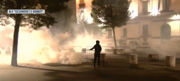 Sulmohet Ministria e Brendshme, protestuesit tentojnë të thyejnë derën