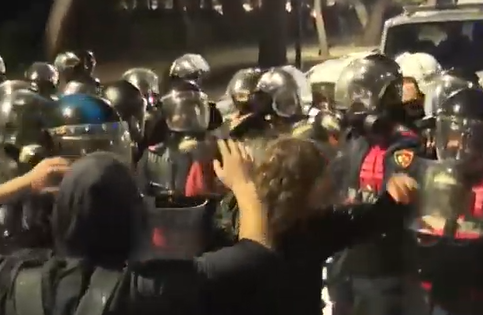 Të rinjtë mblidhen prapë në bulevard, përplasje me policinë