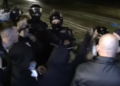 Përplasje mes protestuesve dhe policisë te Kryeministria, efektivët përdorin spray ndaj të rinjve