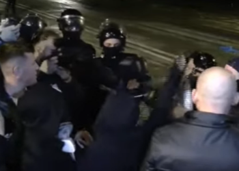 Përplasje mes protestuesve dhe policisë te Kryeministria, efektivët përdorin spray ndaj të rinjve
