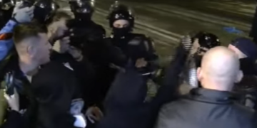 Përplasje mes protestuesve dhe policisë te Kryeministria, efektivët përdorin spray ndaj të rinjve