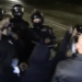 Përplasje mes protestuesve dhe policisë te Kryeministria, efektivët përdorin spray ndaj të rinjve
