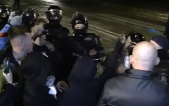 Përplasje mes protestuesve dhe policisë te Kryeministria, efektivët përdorin spray ndaj të rinjve