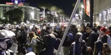 “Bashkohuni në çlirimin final në 28 nëntor”/ I riu thirrje për mobilizim: Rama dhe Berisha të zhbëjnë Kushtetutën e vitit 2008