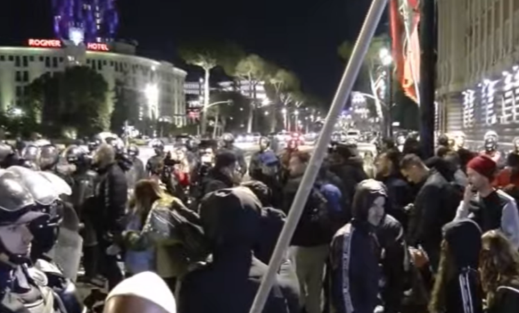 “Bashkohuni në çlirimin final më 28 nëntor”/ I riu thirrje për mobilizim: Rama dhe Berisha të zhbëjnë Kushtetutën e vitit 2008