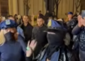 “Maska e policisë, më e frikshmja”/ Tre protestuese veshin uniformat e policisë për festën e Halloween