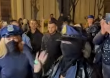 “Maska e policisë, më e frikshmja”/ Tre protestuese veshin uniformat e policisë për festën e Halloween