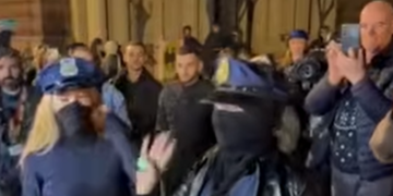 “Maska e policisë, më e frikshmja”/ Tre protestuese veshin uniformat e policisë për festën e Halloween
