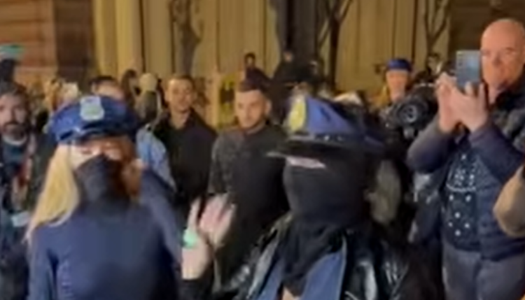 “Maska e policisë, më e frikshmja”/ Tre protestuese veshin uniformat e policisë për festën e Halloween