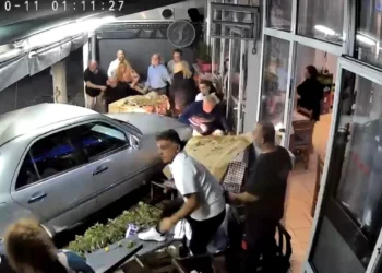 Shqiptari futet me makinë në lokal në Selanik, plagosen tre persona (VIDEO)