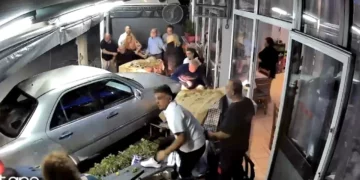 Shqiptari futet me makinë në lokal në Selanik, plagosen tre persona (VIDEO)