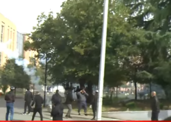 Përshkallëzohet protesta në Tiranë, të rinjtë sulmojnë selinë e Partisë Socialiste, policia përdor gaz lotsjellës