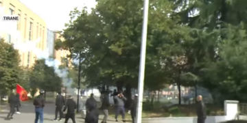 Përshkallëzohet protesta në Tiranë, të rinjtë sulmojnë selinë e Partisë Socialiste, policia përdor gaz lotsjellës