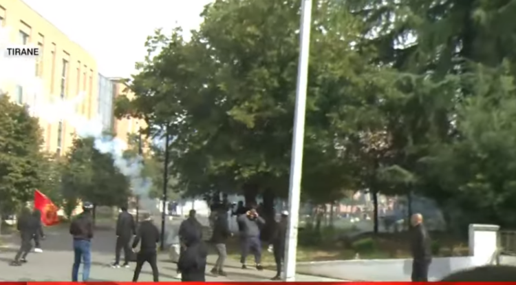 Përshkallëzohet protesta në Tiranë, të rinjtë sulmojnë selinë e Partisë Socialiste, policia përdor gaz lotsjellës