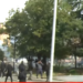 Përshkallëzohet protesta në Tiranë, të rinjtë sulmojnë selinë e Partisë Socialiste, policia përdor gaz lotsjellës