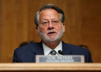 Senatori amerikan Peters reagon për protestat në Shqipëri: Ndalni agresionin ndaj protestuesve