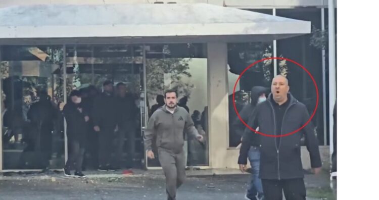 Rigers Sheqeri i IMT-së në krye të grupit që sulmoi me gurë studentët nga selia e PS-së
