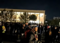 Policia tentoi t’i shpërndante, protestuesit grumbullohen në “Sheshin Skënderbej”! Efektivët hedhin gaz lotsjellës